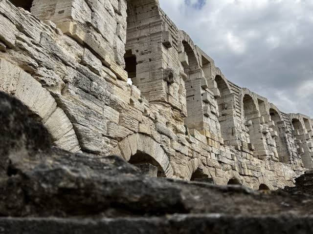 piedras de 2000 años en arles, francia resquicio del imperio romano