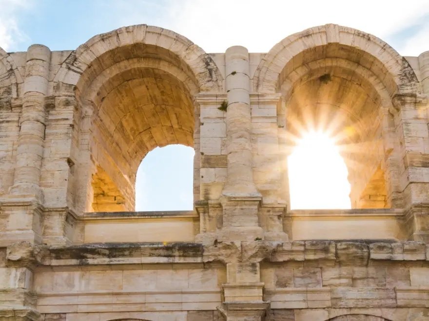 Lo más difícil de contar sobre el anfiteatro de Arles no es la historia. Es la luz.