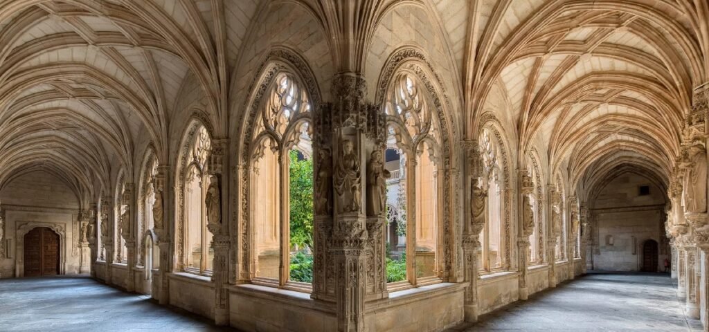 cada águila de San Juan proclama la misma idea: aquí venció la reina legítima por la gracia de Dios.
