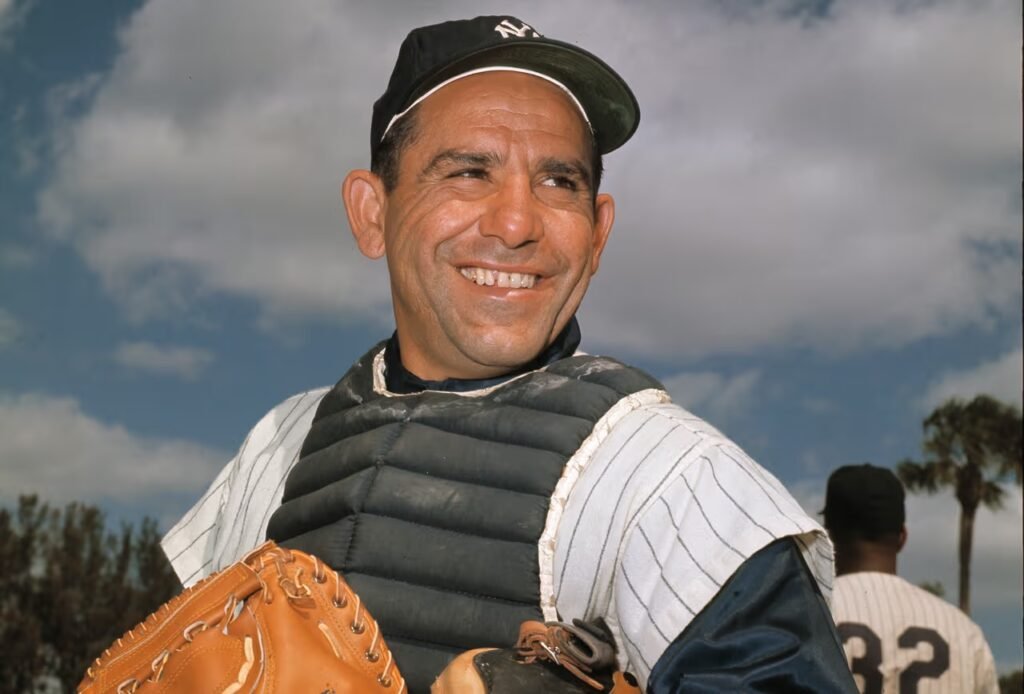 Yogi era catcher. Y el catcher, en el béisbol, es algo así como el director de orquesta de un grupo de músicos que están todos un poco locos.