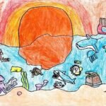 El dibujo infantil muestra un paisaje marino con un sol grande de color naranja, varios animales del océano como un pulpo, peces, tiburones y tortugas, además de un barco rojo en la superficie.