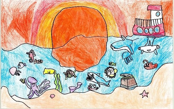 El dibujo infantil muestra un paisaje marino con un sol grande de color naranja, varios animales del océano como un pulpo, peces, tiburones y tortugas, además de un barco rojo en la superficie.