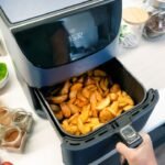 Todo empieza con un deseo, en apariencia, del todo inocente: unas patatas fritas.